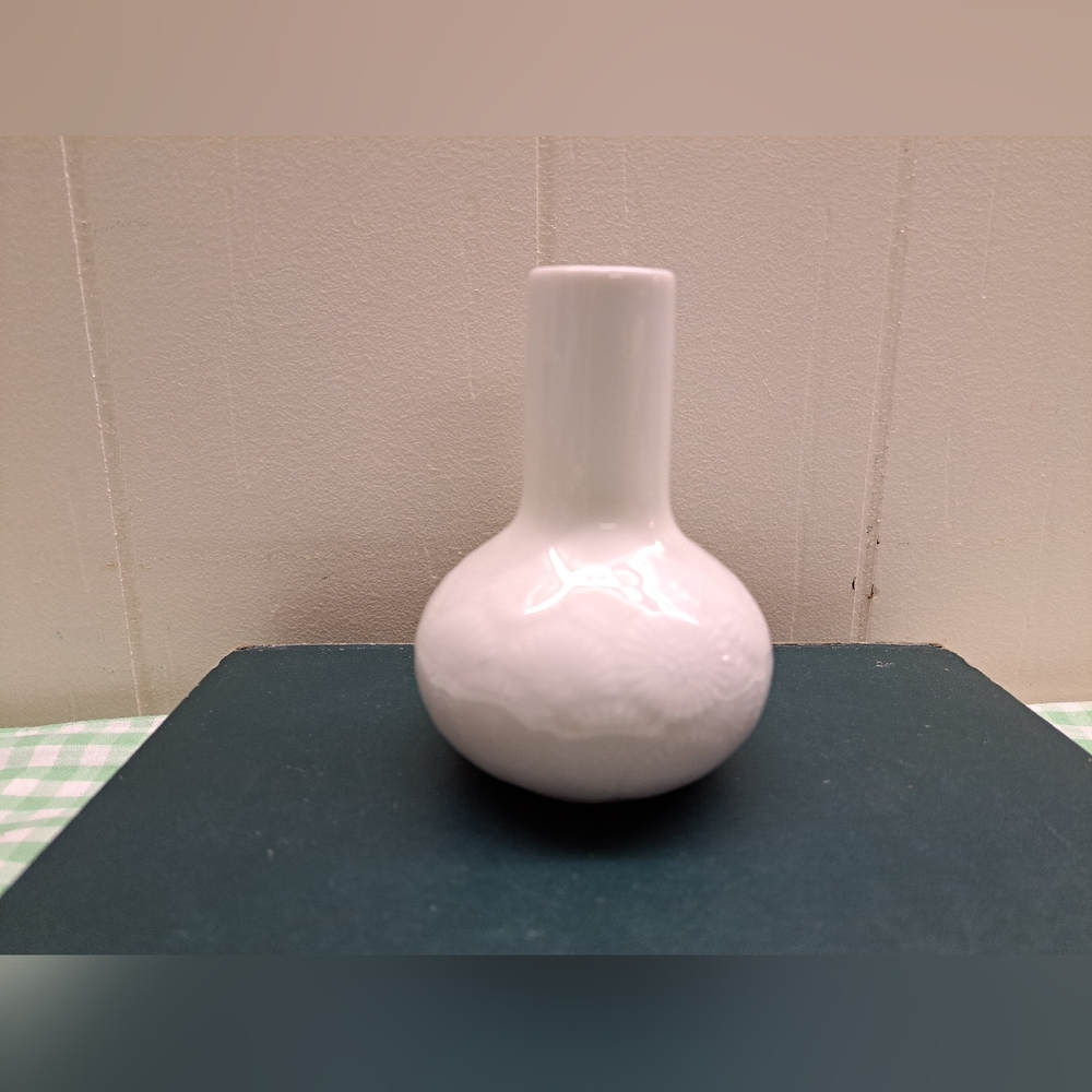 Vintage Thomas Germany Porcelain Daisy Flower Festival Embossed Bud Vase 4"